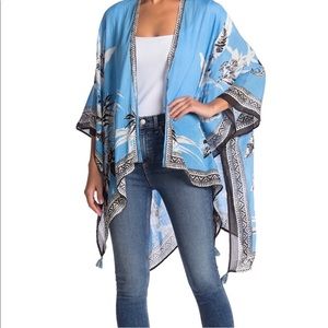Vince Camuto banana border print tassel kimono top